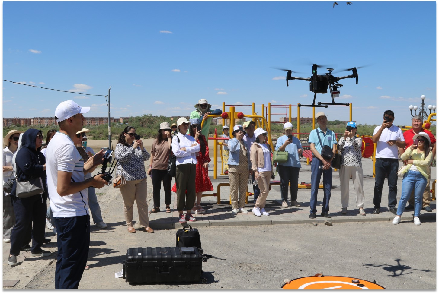 作为哈萨克斯坦及其他地区大学推进生态与环境科学重点课程项目的一部分，参与者正在学习无人机的使用。