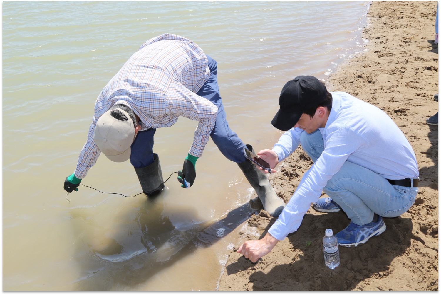 参与者进行实地调查，作为哈萨克斯坦及其他地区大学推进生态与环境科学重点课程计划的一部分。