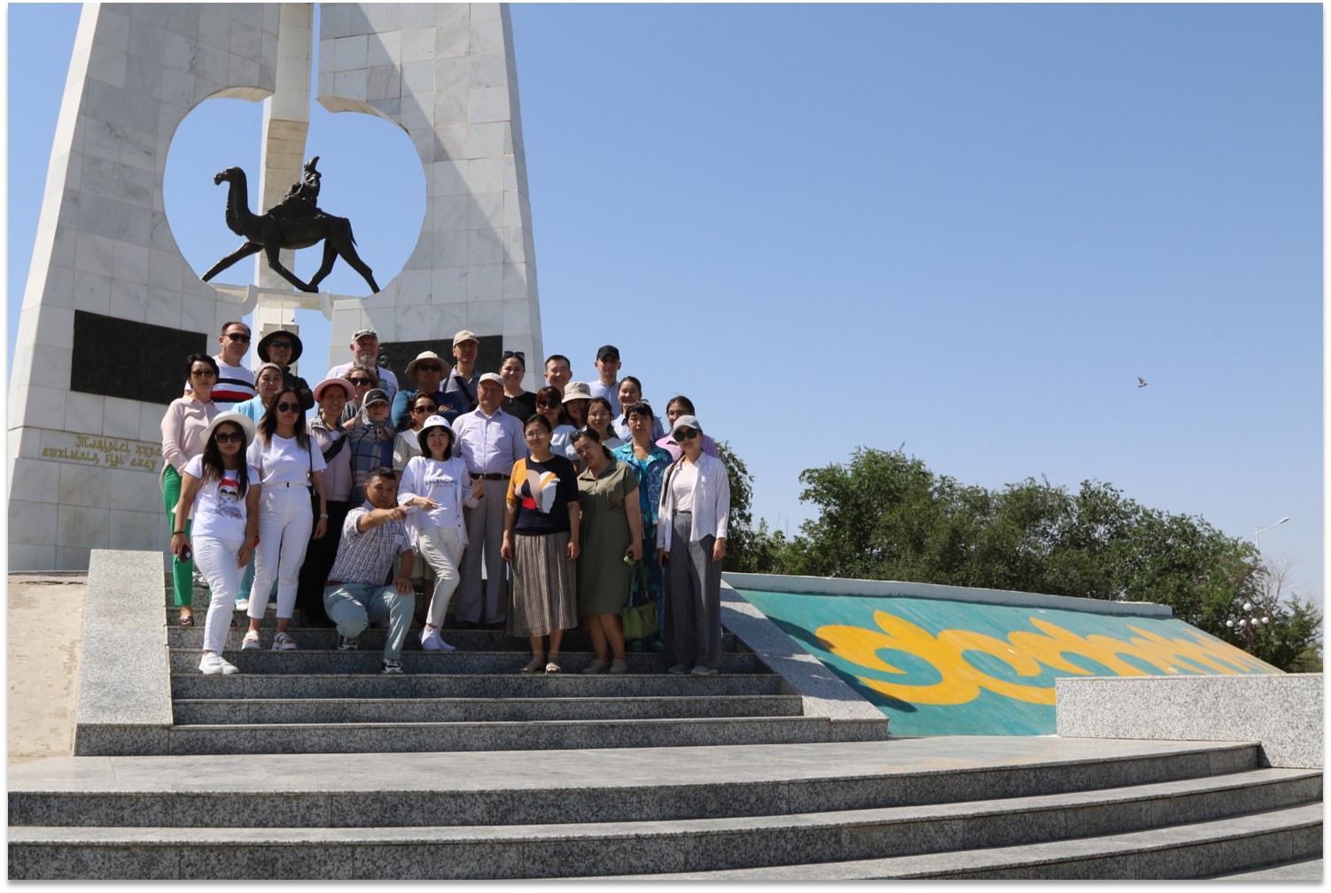 参加“哈萨克斯坦地区大学生态与环境科学重点课程推进”项目的学员合影。